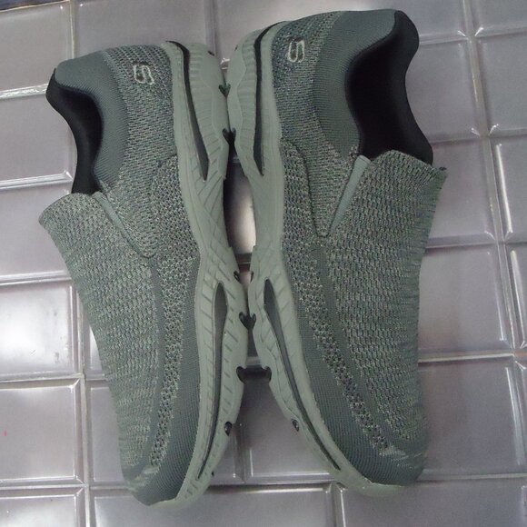 SIZE 10.5. Skechers Relaxed Fit Air- Cooled sneakers. - Picture 11 of 16